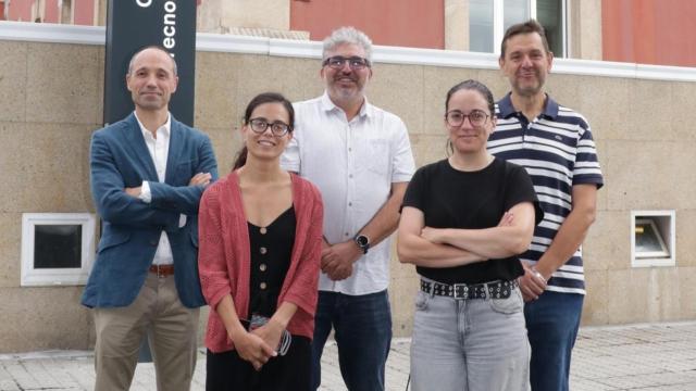 Parte del equipo investigador que participa en el proyecto AOFFTECH delante del CITENI formado por dereita: Félix Nieto (CITEEC), Lucía Santiago (CITENI), Vicente Díaz (CITENI), Sara Ferreño (CITENI) y José Javier Orosa (UDC).
