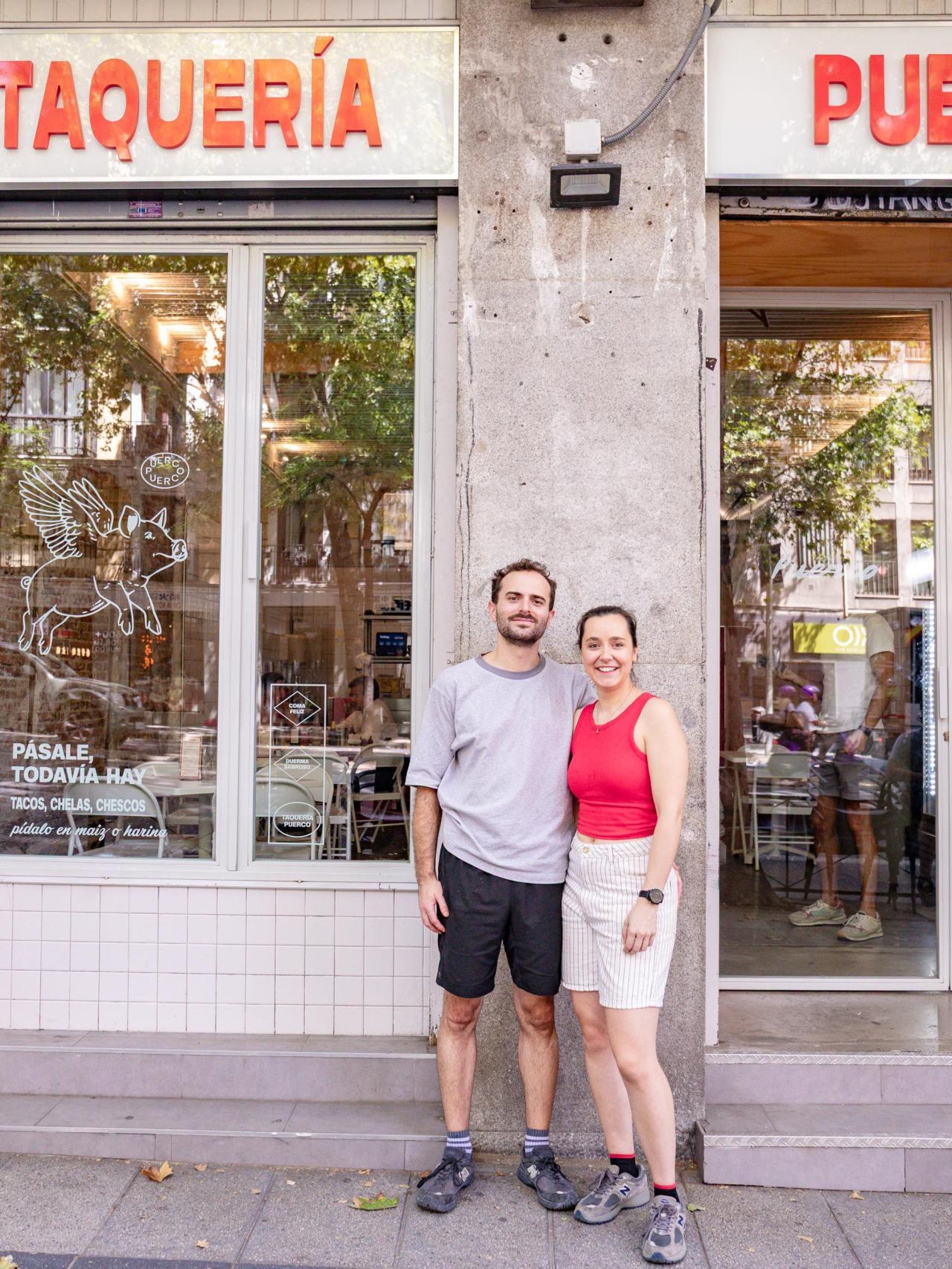Carlos y Andrea en la fachada de su Taquería Puerco.