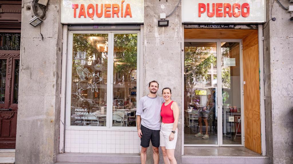 Carlos y Andrea en la fachada de su Taquería Puerco.