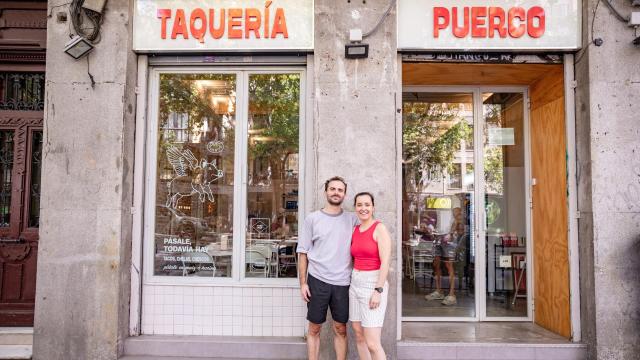 Carlos y Andrea en la fachada de su Taquería Puerco.