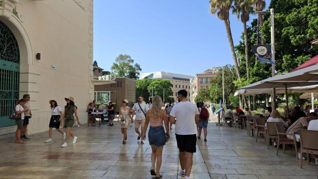 Una pareja en el centro de Málaga.