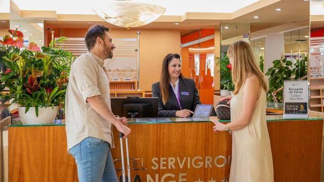 Recepción del hotel Orange en Benidorm.