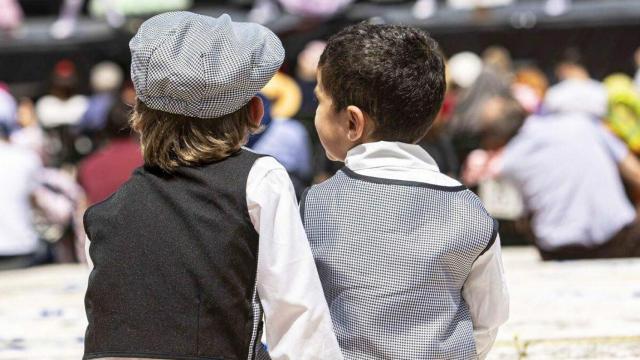 Dos niños con traje de Chulapos.