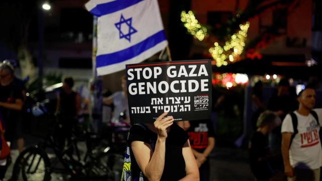 Familiar de uno de los rehenes secuestrados por Hamás este jueves en una manifestación en Tel Aviv a favor del fin de la guerra.