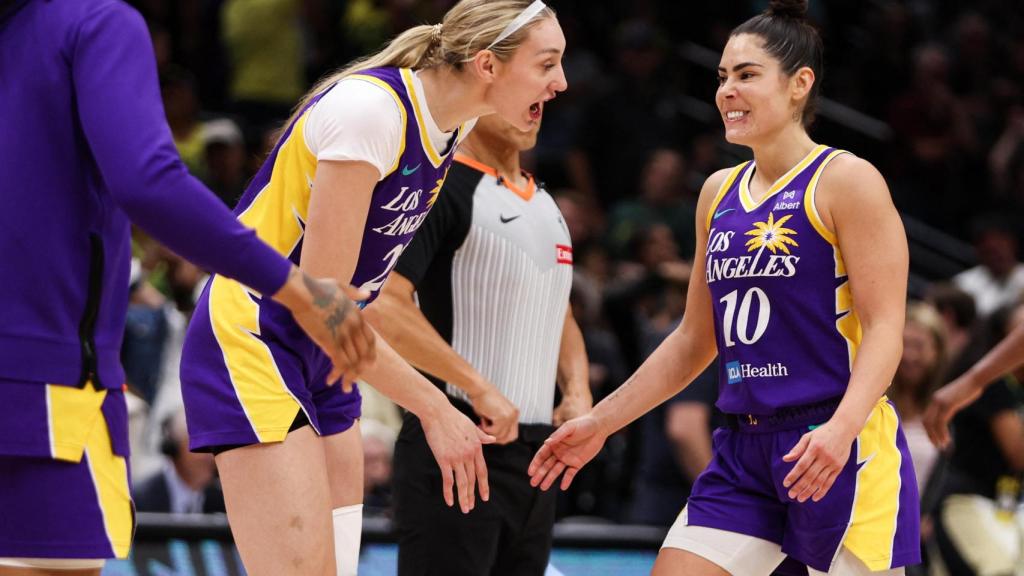 Las jugadoras de los Los Angeles Sparks Kelsey Plum y Cameron Brink durante un partido de la WNBA