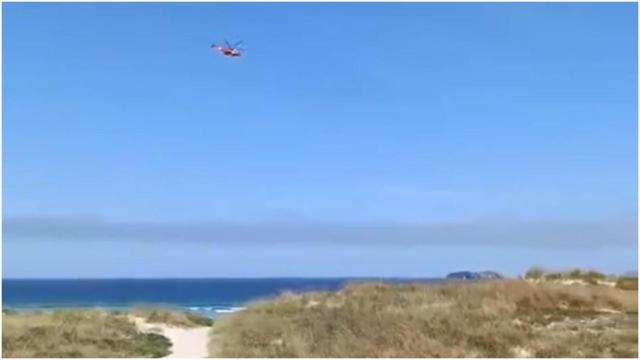 El Helimer sobrevuela la playa de Penencia en Ferrol