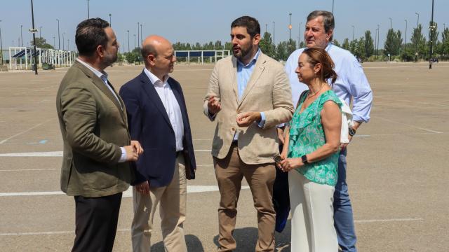 Los diputados de Vox, en el Parking Sur de Zaragoza, donde se celebra la 'Fiesta del Cordero'.