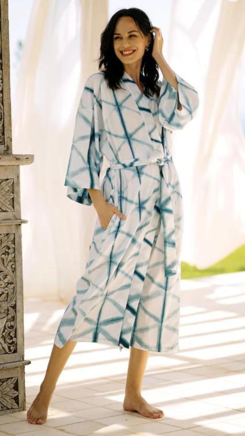 Kimono estampado 'Web of life' de la firma Novica.
