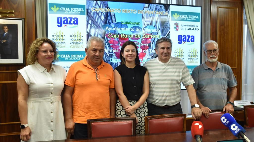 Laura Huertos, técnico de comunicación de Caja Rural de Zamora; Benito, organizador del Campeonato Mixto de Petanca; y Santiago Lorenzo, alcalde de Villaralbo