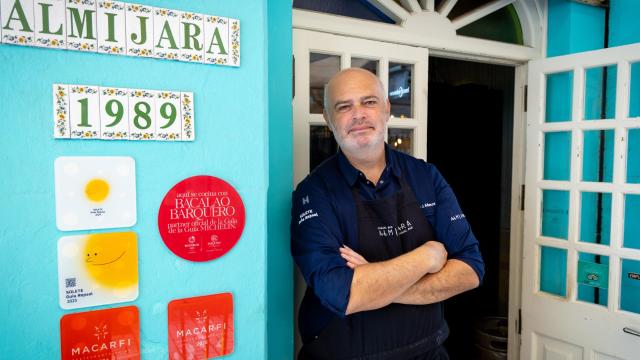 José Andrés Jiménez, en la entrada de su restaurante, Almijara.