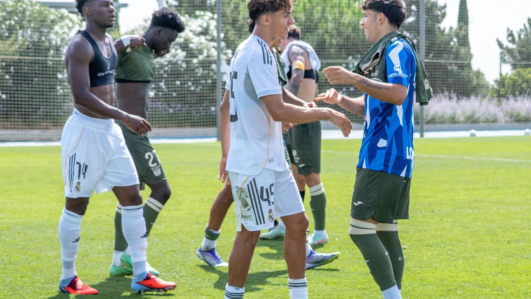 Jugadores del Real Madrid y Leganés al finalizar el 'partido de entrenamiento'.