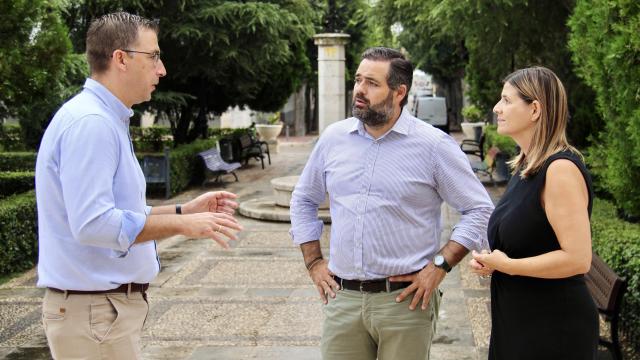 Jaime de Hita, a la izquierda, conversando con Paco Núñez y Carolina Agudo.