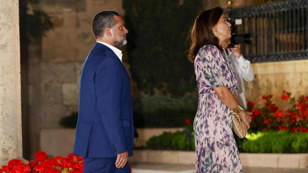 Pilar Aguiló y Jaime Anglada, durante la recepción ofrecida por los Reyes en el Palacio Marivent, el 4 de agosto de 2025.