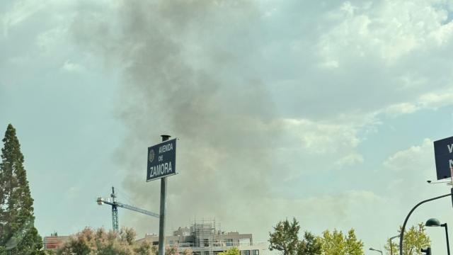 La columna de humo se podía ver desde la zona de Vallsur