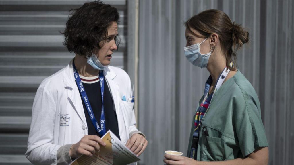 Dos profesionales sanitarias en su jornada laboral. Imagen de archivo.