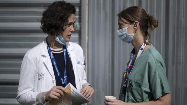 Dos profesionales sanitarias en su jornada laboral. Imagen de archivo.