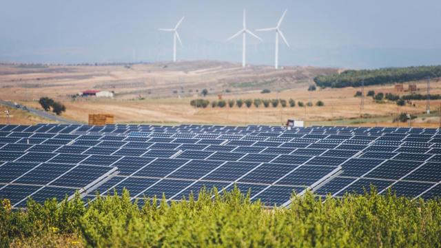 Imagen de archivo de paneles solares y aerogeneradores que necesitan minerales críticos para su construcción.