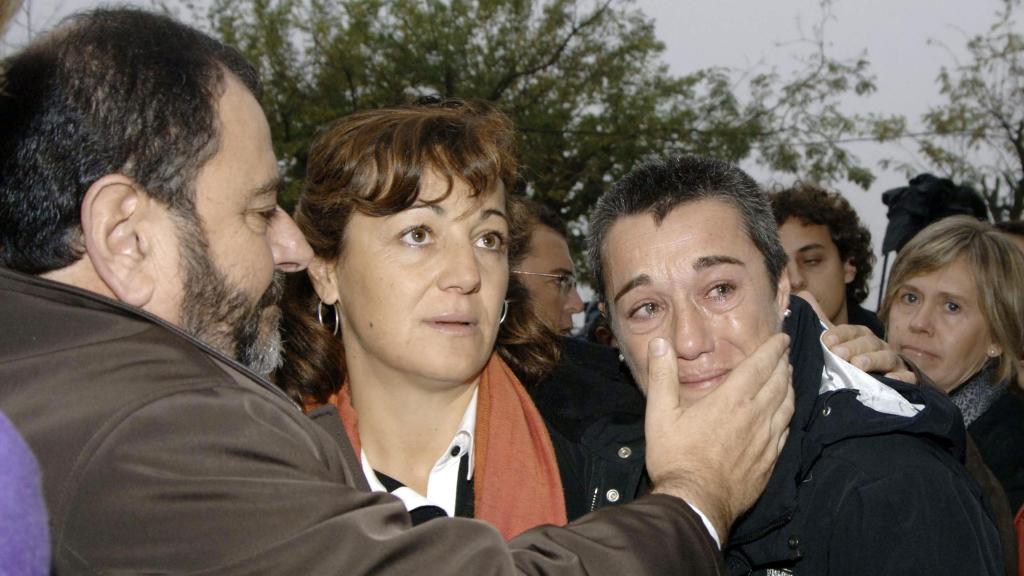 Blanca y Lola Fernández Ochoa, en el funeral de su hermano Paco, en 2006.