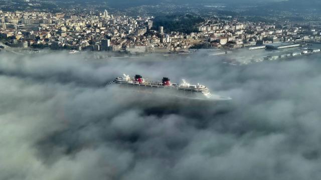 Crucero Disney Fantasy saliendo de la ría de Vigo.