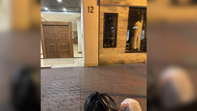 Bolsas de basura en la calle de Zurita, en Zaragoza.