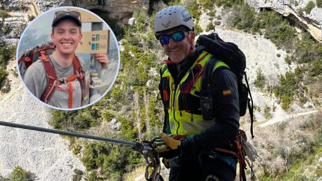 El capitán Mora, con la foto de Cole Henderson.