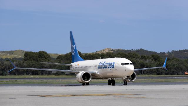 Un avión de Air Europa en un aeropuerto.