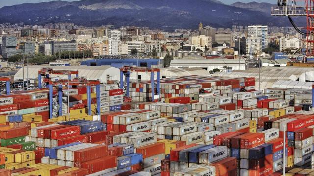 Imagen de archivo del tráfico de contenedores en el puerto de Málaga.