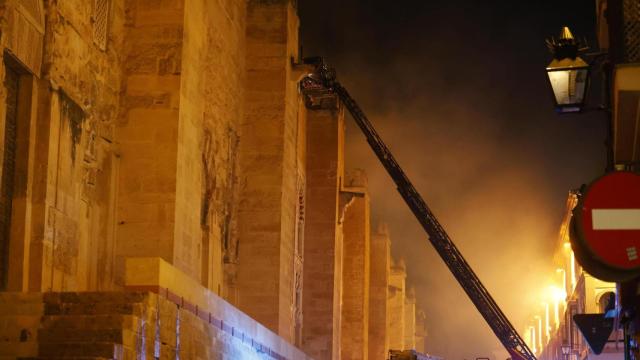El incendio en la Mezquita-Catedral de Córdoba.