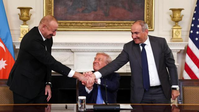 Donald Trump junto al primer ministro de Armenia, Nikol Pashinián, y presidente de Azerbaiyán, Ilham Aliyev, tras la firma del acuerdo en la Casa Blanca.