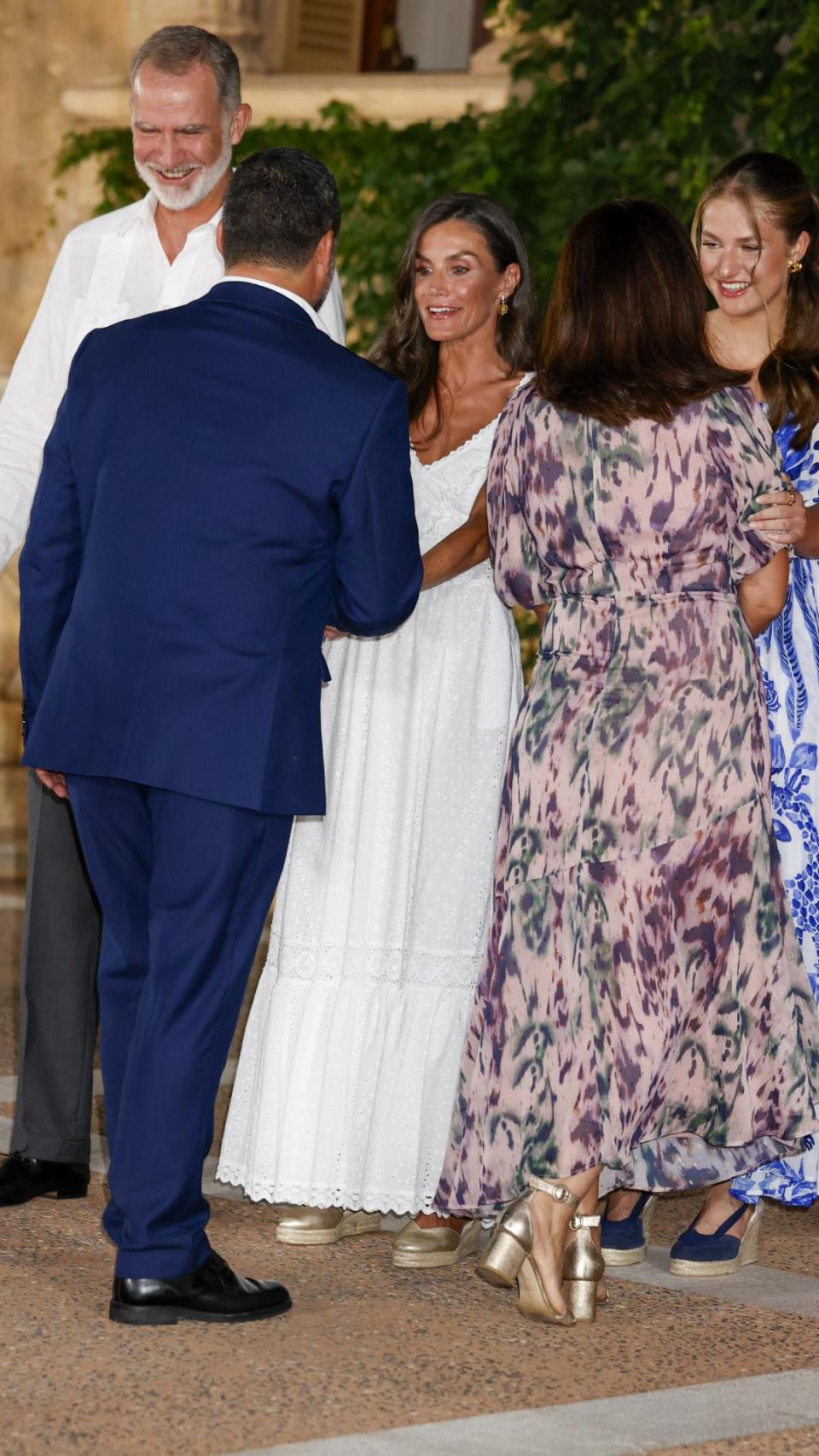 Jaime Anglada y su esposa, Anglada Pilar, saludando a los reyes y sus hijas en Marivent.