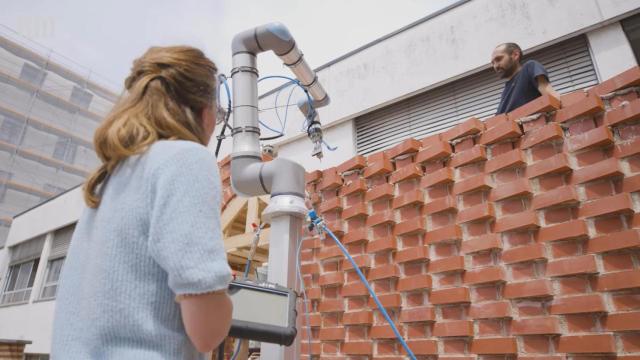 El robot albañil que construye muros resistentes al calor