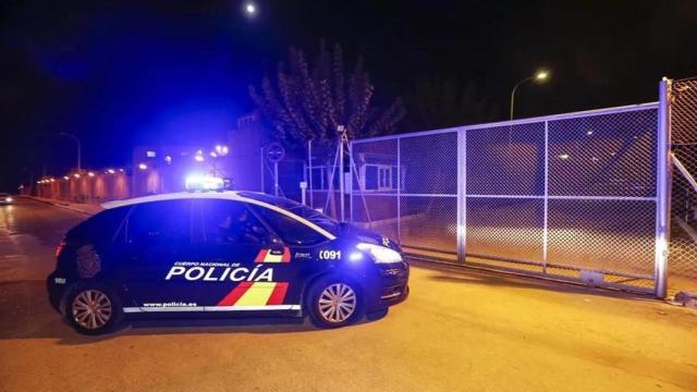 Un vehículo de la Policía Nacional en la cárcel de Sangonera, Murcia, en una imagen de archivo.