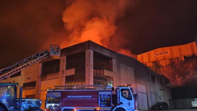 Arde de madrugada una nave en Bergondo (A Coruña).
