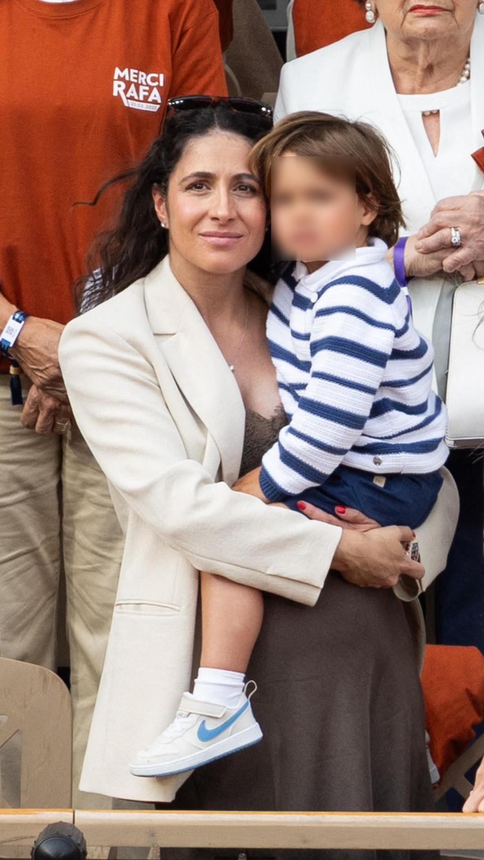 Xisca Perelló, embarazada y con su hijo Rafael en el homenaje a Rafa Nadal en Roland Garros, en París, en mayo pasado.
