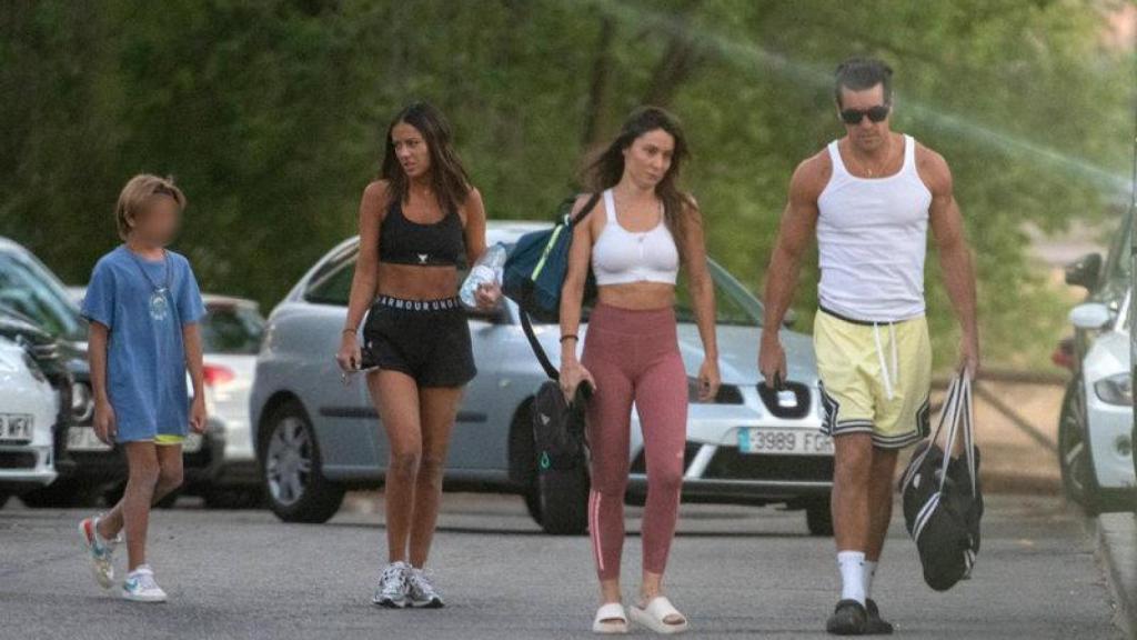 Mario Casas y Melissa Pinto, con el hermano pequeño del niño, Daniel, y un compañero.