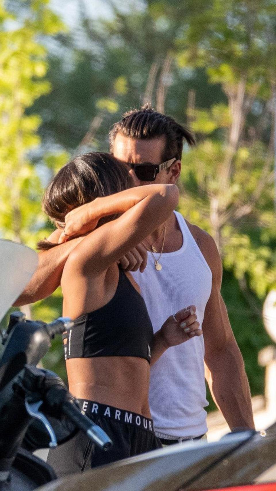 Mario Casas besa a Memsa Pinto durante su última salida a un centro de ocio y deportes en Madrid.