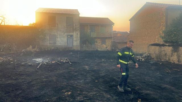 Un bombero en el incendio de Molezuelas de la Carballeda