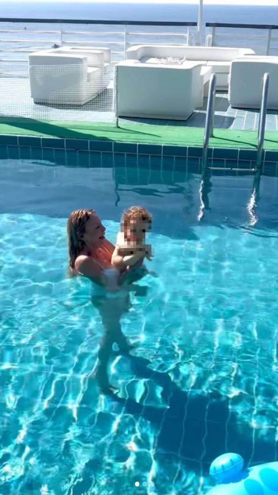 Ana García Obregón con su nieta, Ana Sandra, en la piscina de 'El Manantial'.