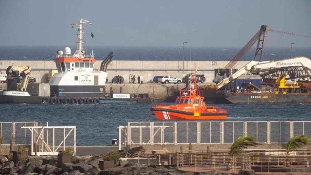 El buque remolcador Zwerver 3, que viajaba con 49 polizones a bordo procedente de Senegal, durante el atraque en el puerto de Los Mármoles (Arrecife).