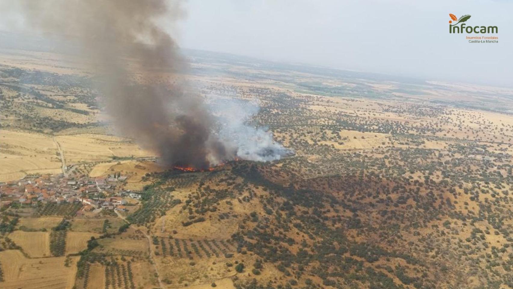 Un incendio de Nivel 2 pone en alerta a Navalmoralejo (Toledo): los vecinos están yendo a la piscina municipal