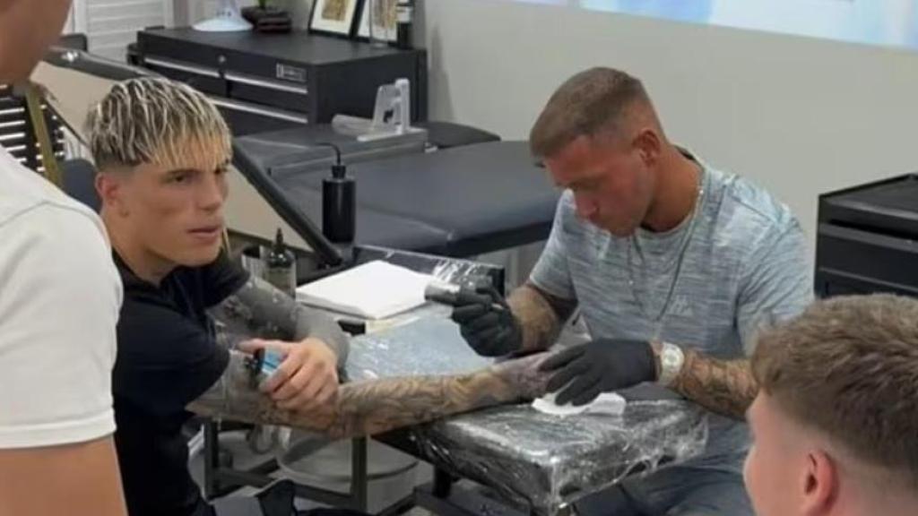 Alejandro Garnacho se hace un tatuaje con un vaper en la mano.