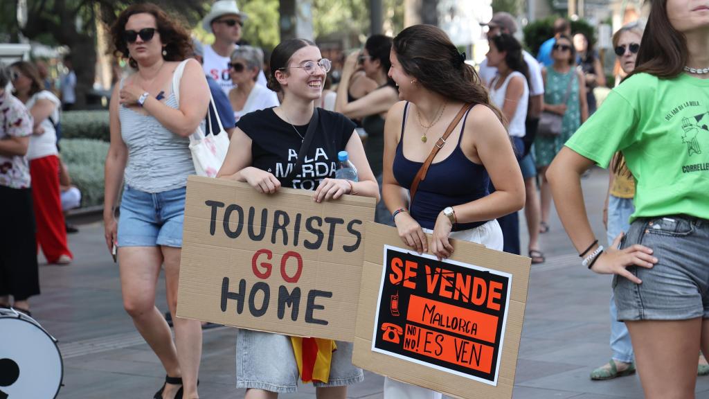 Dos jóvenes en una manifestación por el derecho a la vivienda, en Palma de Mallorca.