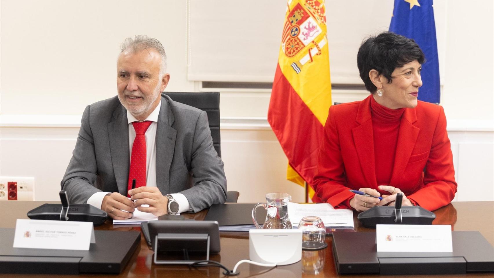 Moncloa reubica a los 10 primeros menas y desespera a Canarias:  A a este ritmo tardará un año cumplir con el Supremo 
