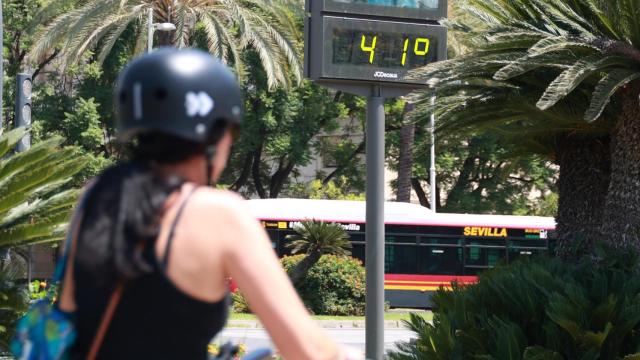 Imagen de archivo de un termómetro marcando altas temperaturas.