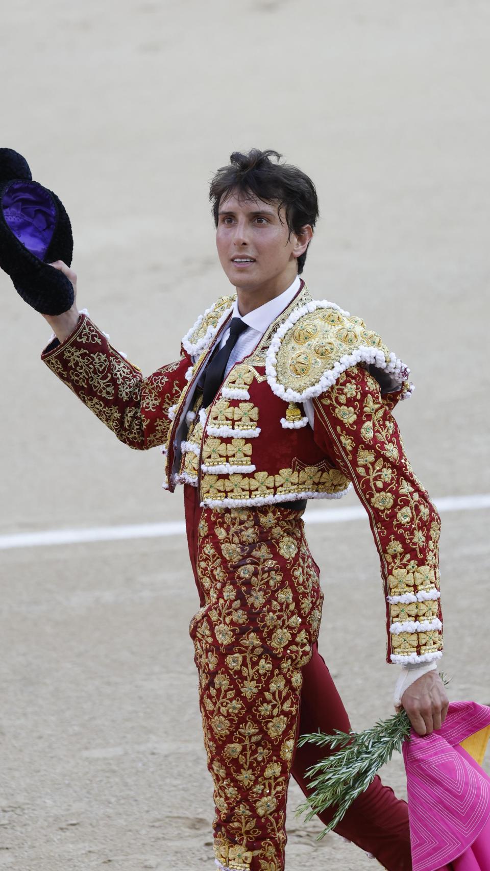 Roca Rey, en un toro.