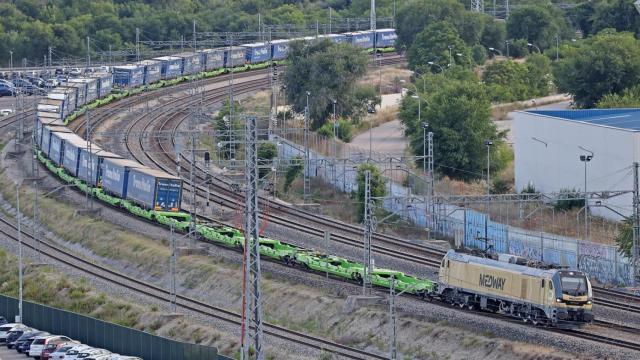Un tren de mercancías circulando por una autopista ferroviaria.