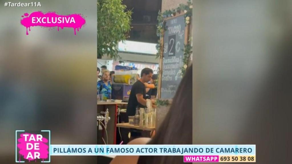 Alejandro Reyes, trabajando como camarero en la Fiestas de San Cayetano.