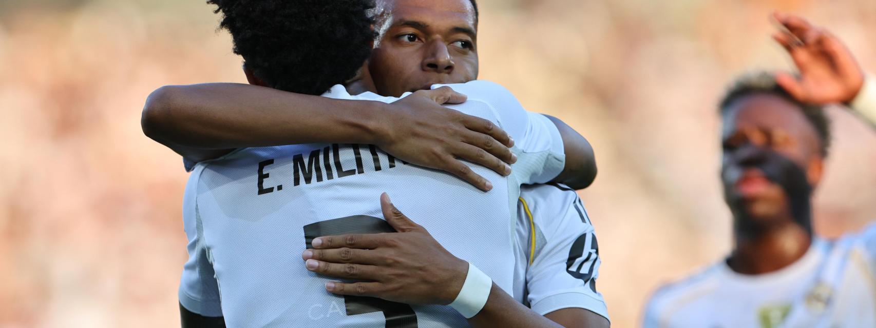 Mbappé y Militao celebran un gol del Real Madrid ante el Tirol.