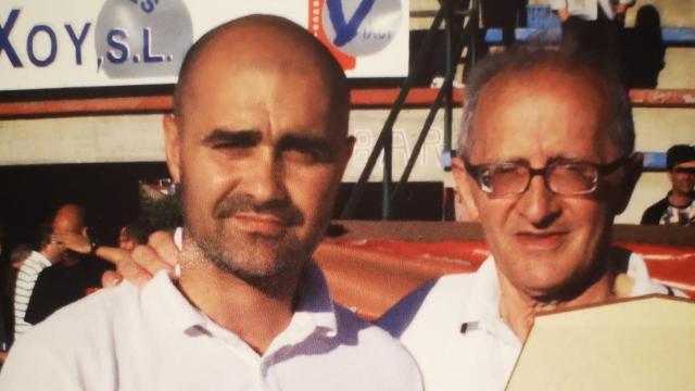 Óscar Gilsanz en el estadio García Hermanos junto a Bonome.