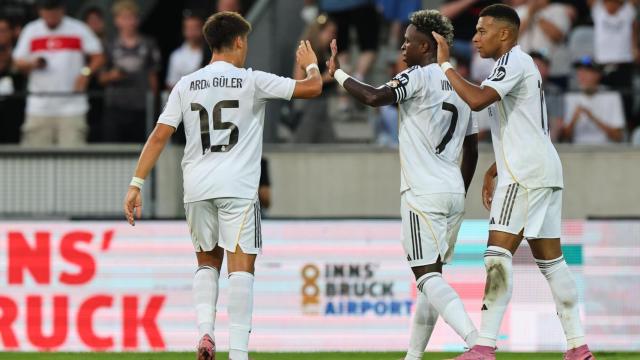 Mbappé celebra con Guler y Vinicius, el tercer gol del Real Madrid al Tirol